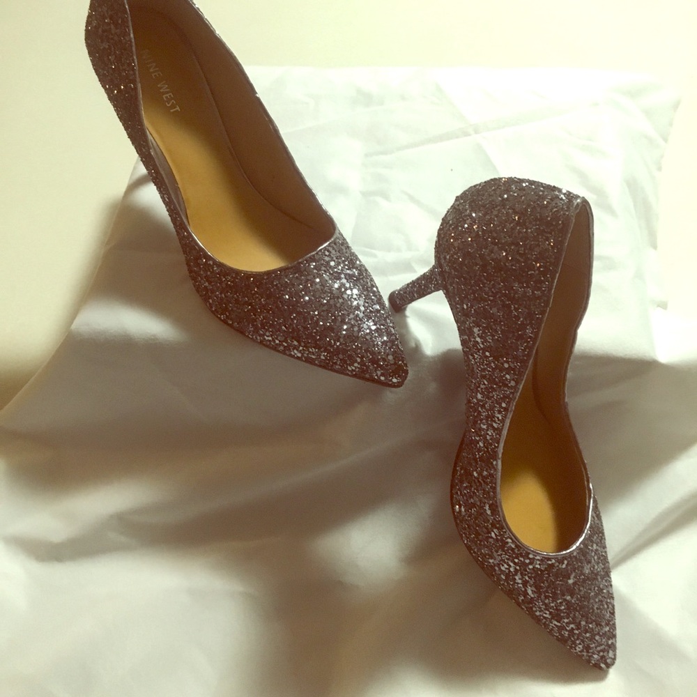 Silver glitter pointy toed pumps